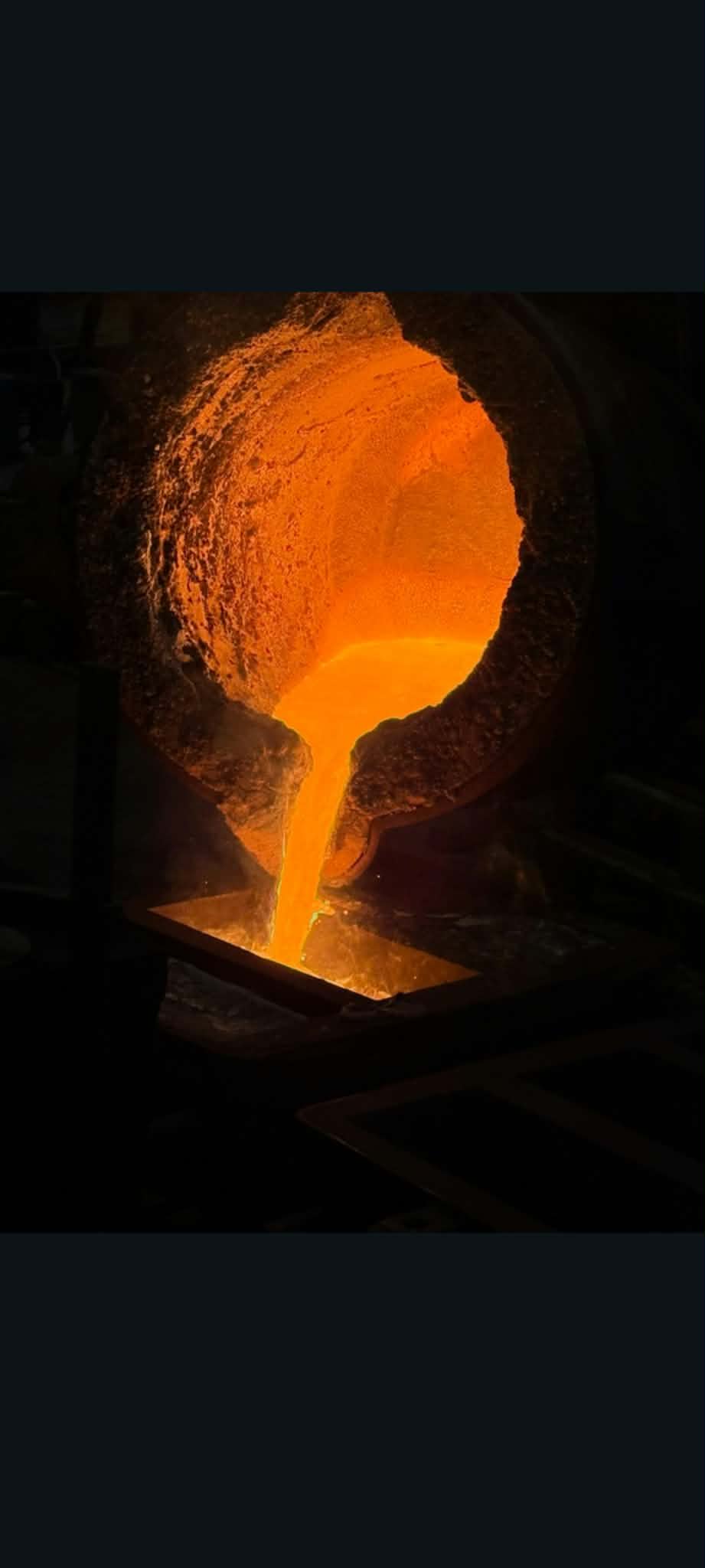 Smeltet bronze hældes fra digel hos K.B. Hansson i Blære